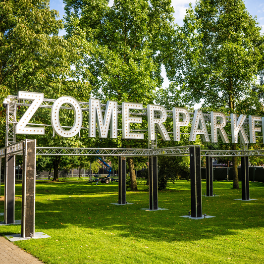 Een Zomerparkfeest letter lamp bij de ingang